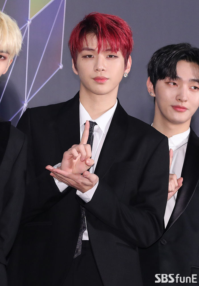 Kang Daniel of the group Wanna One has a photo time at the red carpet Event of 2018 MGA (MBC Plus X Genie Music Awards) held at Incheon Namdong Gymnasium on the afternoon of the 6th.