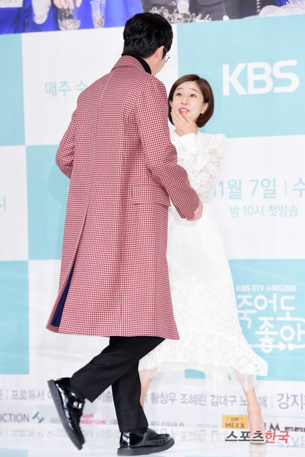 Baek Jin-hee Kang Ji-hwan is attending the KBS2 drama I can die production presentation held at Amoris Hall in Yeongdeungpo-dong, Yeongdeungpo-gu, Seoul on the afternoon of the 5th.It is a drama featuring a team leader Baek Jin-sang (Kang Ji-hwan), who is not in charge of Im Good to Die, and a battleground at the Office of Iruda (Baek Jin-hee), who is trying to get him to go to the dogland.Kang Ji-hwan, Baek Jin-hee, and Park Sung-mi, Ryu Hyun-kyung will appear.