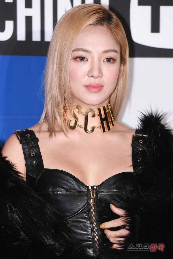 Girls Generation Hyoyeon attends the MOSCHINO [tv] H & M designer collaboration launch party held at Layer 57 in Seongsu-dong, Seoul on the afternoon of the 6th.The event was attended by Sandara Park, Hyorin, Girls Generation Hyoyeon, Infinite El, Gold Child Bong Jae Hyun, Yeonsu, Jung Yeon-joo and Tiger JK.