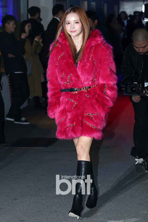 Actor Ha Yeon-soo is entering the MOSCHINO [tv] H & M designer collaboration launch Event held at the Layer 57 in Seongsu-dong, Gwangjin-gu, Seoul on the afternoon of the 6th.news report