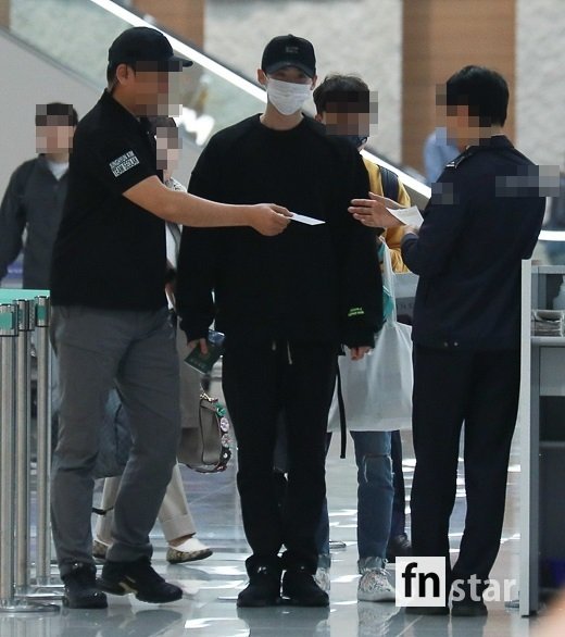 Actor Lee Jong-suk arrived at Incheon International Airport from Indonesia Jakarta on the morning of the 6th.Lee Jong-suk left for Indonesia Jakarta on the 2nd day of fan meeting and was scheduled to return on the 4th, but was detained by the Indian authorities.Lee Jong-suk has delivered his situation to SNS with Ali.