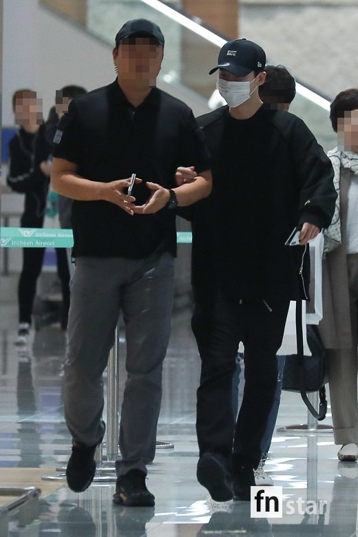 Actor Lee Jong-suk arrived at Incheon International Airport from Indonesia Jakarta on the morning of the 6th.Lee Jong-suk left for Indonesia Jakarta on the 2nd day of fan meeting and was scheduled to return on the 4th, but was detained by the Indian authorities.Lee Jong-suk has delivered his situation to SNS with Ali.