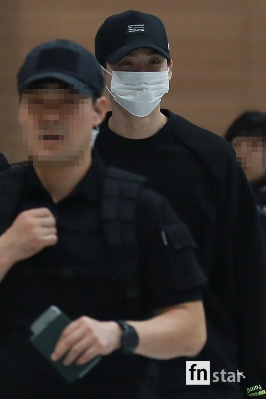 Actor Lee Jong-suk arrived at Incheon International Airport from Indonesia Jakarta on the morning of the 6th.Lee Jong-suk left for Indonesia Jakarta on the 2nd day of fan meeting and was scheduled to return on the 4th, but was detained by the Indian authorities.Lee Jong-suk has delivered his situation to SNS with Ali.