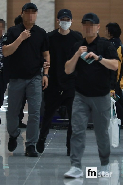 Actor Lee Jong-suk performed Entrance at Incheon International Airport at Jakarta, Indonesia on the morning of the 6th.under close contact protection of security Onesthe troubles of the mind are overCome on home, sprint to Entrance GateLee Jong-suk left for Indonesia Jakarta on the 2nd of the fan meeting and was scheduled to return on the 4th, but was detained by the Indian authorities.Lee Jong-suk has delivered his situation to SNS with Ali.
