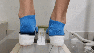 딱딱한 밑창의 경우 발바닥에 충격은 커지겠지만 발목의 안정성이 좋아져 피로하지 않게 걸을 수 있다. [사진 유재욱]