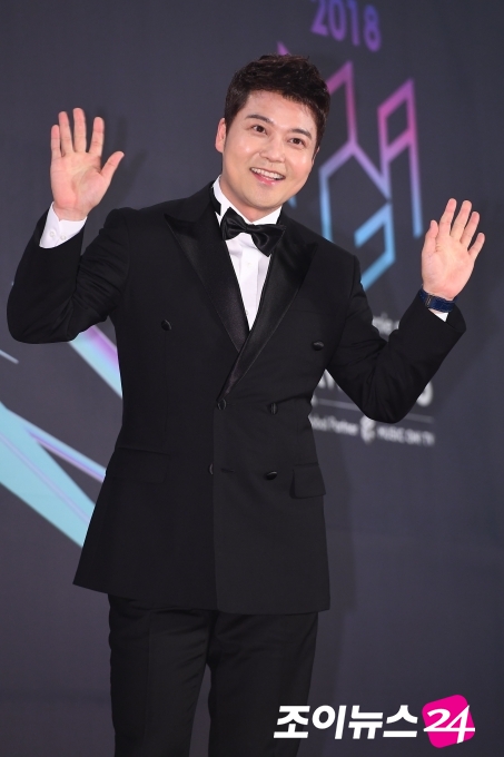 Broadcaster Jun Hyun-moo poses on the red carpet of the 2018 MGA (MBC Plus X Genie Music Awards) held at the southeast gymnasium in Susan-dong, Incheon on the afternoon of the 6th.The awards ceremony will be co-hosted by MBC Plus and Genie Music and will be held by Jun Hyun-moo.The lineup will be attended by K-POP artists such as BTS, Wanna One, TWICE, as well as overseas musicians such as Charlie Fuss and Generations.Incheon=