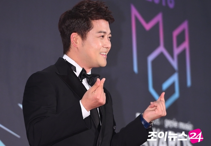 Broadcaster Jun Hyun-moo poses on the red carpet of the 2018 MGA (MBC Plus X Genie Music Awards) held at the southeast gymnasium in Susan-dong, Incheon on the afternoon of the 6th.The awards ceremony will be co-hosted by MBC Plus and Genie Music and will be held by Jun Hyun-moo.The lineup will be attended by K-POP artists such as BTS, Wanna One, TWICE, as well as overseas musicians such as Charlie Fuss and Generations.Incheon=