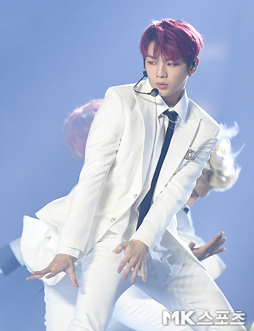 Kang Daniel dances in the right light 2018 MGA (MBC Plus X Genie Music Awards) was held at the southeast gymnasium in Incheon on the afternoon of the 6th.Wanna One Kang Daniel is performing.