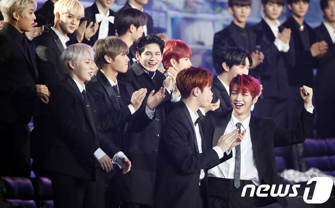 Wanna One received a vocalist award for the mens trophy for her famous song A Beautiful Mind at the 2018MGA (MBC Plus X Genie Music Awards) held at Incheon Namdong Gymnasium on the afternoon of the 6th.Wanna One said: We had no idea if we would get a prize.I am grateful for your big prize as a vocalist.  I am really grateful for loving A Beautiful Mind album.  Thank you for loving the song.I will work harder, he added.