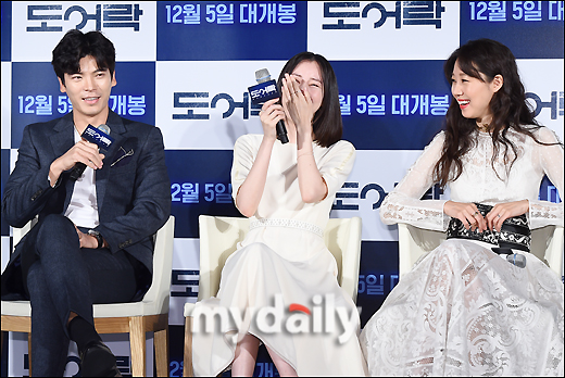 Actor Kim Ye-won and Gong Hyo-jin are laughing at Kim Sung-ohs words at the production report of the movie Door Rock (director Lee Kwon, production film Sapirna) at Megabox in Dongdaemun, Seoul on the morning of the 6th.The movie Door Rock is a thriller film about the reality horror that begins with the Murder case in the open door lock, the intrusion trace of the Unfamiliar person, and the one-room of the woman living alone.Gong Hyo-jin, Kim Ye-won, Kim Sung-oh and others will appear; and will be released on December 5.