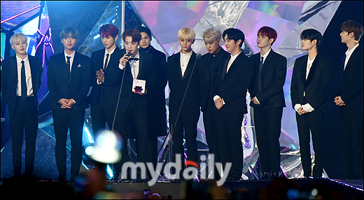 Wanna One is giving a speech after winning the mens vocal award at the 2018 MGA (MBC Plus X Genie Music Awards) awards ceremony held at the Namdong Gymnasium in Susan-dong, Namdong-gu, Incheon on the afternoon of the 6th.