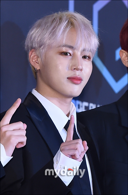 Wanna One Ha Sung-woon is attending the red carpet Event of the 2018 MBC Plus X Genie Music Awards ceremony held at the Namdong Gymnasium in Susan-dong, Namdong-gu, Incheon on the afternoon of the 6th.