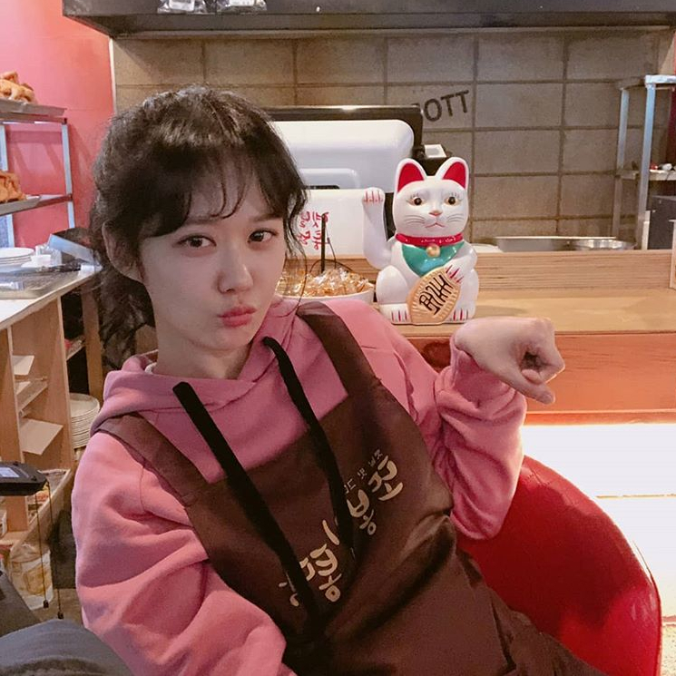 Jang Na-ra has unveiled behind-the-scenes footage of Empress I Musici.Jang Na-ra wrote on her Instagram account on November 5, Elegance of the empress Ausserney. Jang Na-ra.Lets play together Cat and posted a picture.Inside the photo is a picture of Jang Na-ra following Manekineko, a Japanese cat decoration that calls guests, while the look catches the eye.