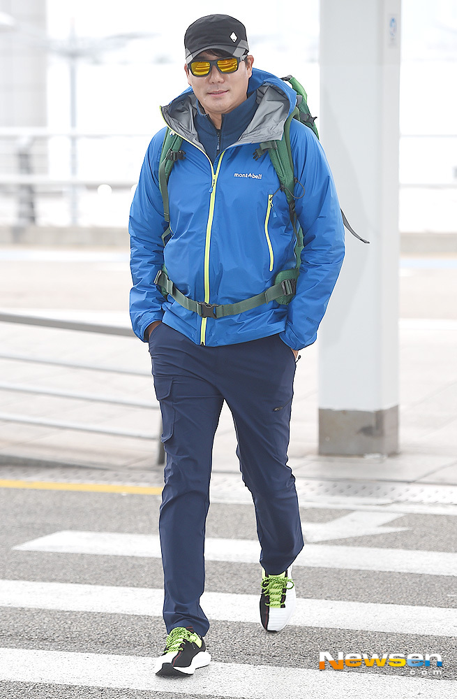 SBS Jungles Law - Northern Mariana Islands latecomers were departed to Guam through the Incheon International Airport in Unseo-dong, Jung-gu, Incheon on November 6.Lee Tae-gon heads to Departure Golden Gate Bridge on the day.useful stock