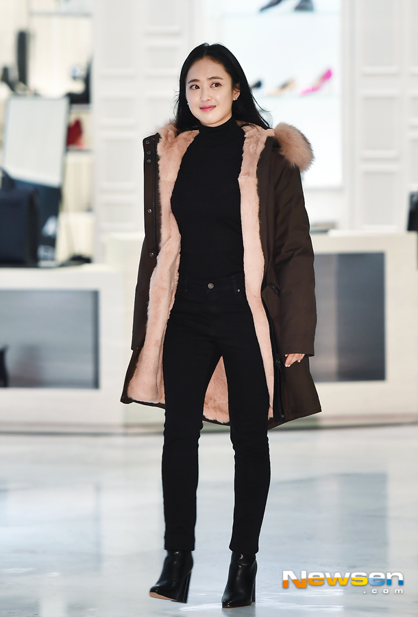On the afternoon of November 5, the Canada Premium Fashion brand photo call event was held at Lotte Avenue El Jamsil store in Seoul.Talent Kim Min-jung is attending and posing on the day.Lee Jae-ha