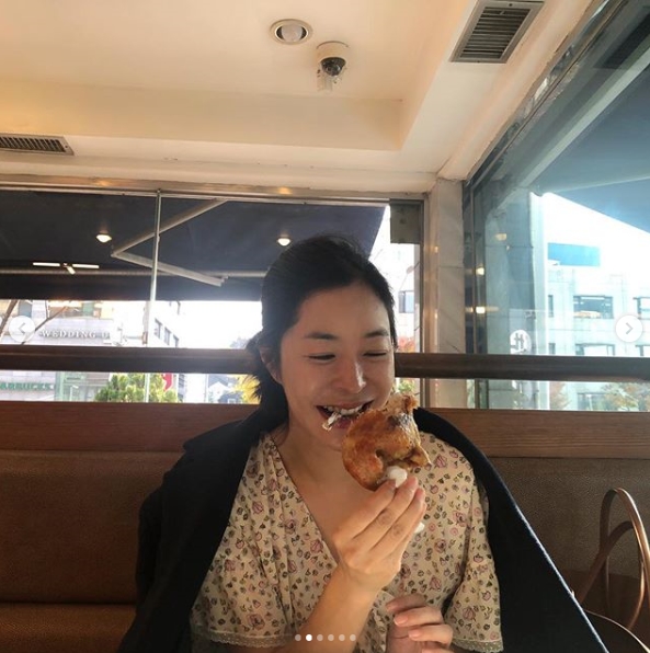 Lee Hye-Yeong flaunts preservative Beautiful looksBroadcaster Lee Hye-Yeong wrote on her Instagram account on November 6, Lee Hye-Yeong. Lunch. Good to have a big mouth. Chicken. Fuck.Oh, its hot. Photos show Lee Hye-Yeong eating Chicken, whose preservative Beautiful looks capture the Sight.kim myeong-mi