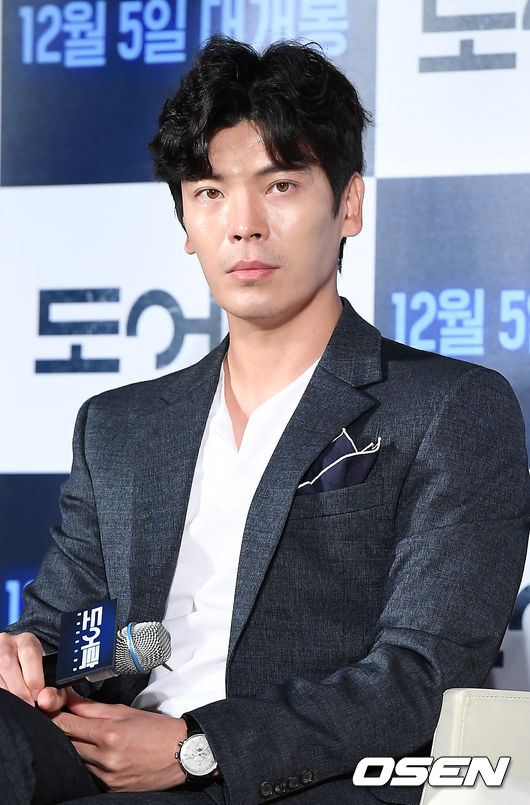 Actor Kim Sung-oh attended the film Door Rock production briefing session held at Megabox Dongdae Moon in Jung-gu, Seoul on the morning of the 6th.