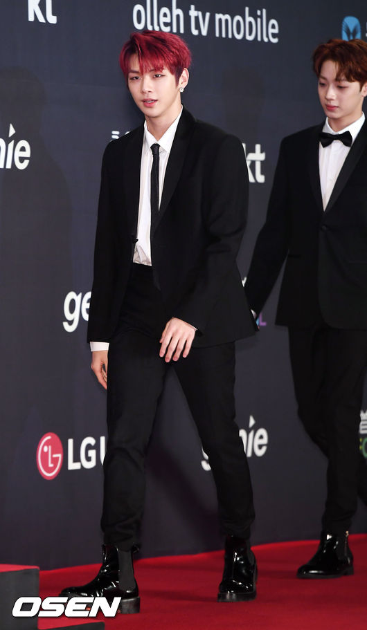 Wanna One Kang Daniel has a photo time at the 2018 MGA (MBC Plus X Genie Music) Awards red carpet Event held at Incheon Namdong Gymnasium on the afternoon of the 6th.
