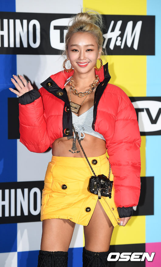 Singer Hyolyn attended a Fashion brand launch event held at Seouls Sejongsu-dong layer 57 on the afternoon of the 6th and has photo time.