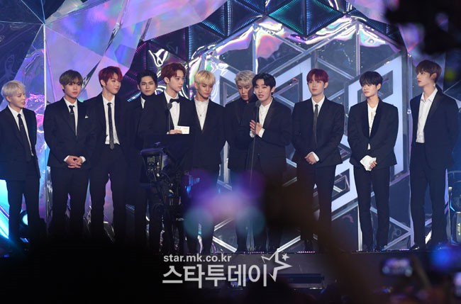 Group Wanna One and singer Heize held the 2018 MGA vocal trophy in their arms.The 2018 MGA (2018 MBC Plus X Genie Music Awards) was held at the southeast gymnasium in Incheon on the afternoon of the 6th.Wanna Ones A Beautiful Mind was named the vocalists male part; Wanna One said: I didnt expect to win the award, but I appreciate the big prize.I am deeply grateful that many people love the album A Beautiful Mind, he added. I will sing happily as much as I have received the vocal award. Heize became the vocalists female lead for Zenga, which heize said: Thank you for the good award.I am deeply grateful to everyone who listens to my music and everyone who helps me make an album. 