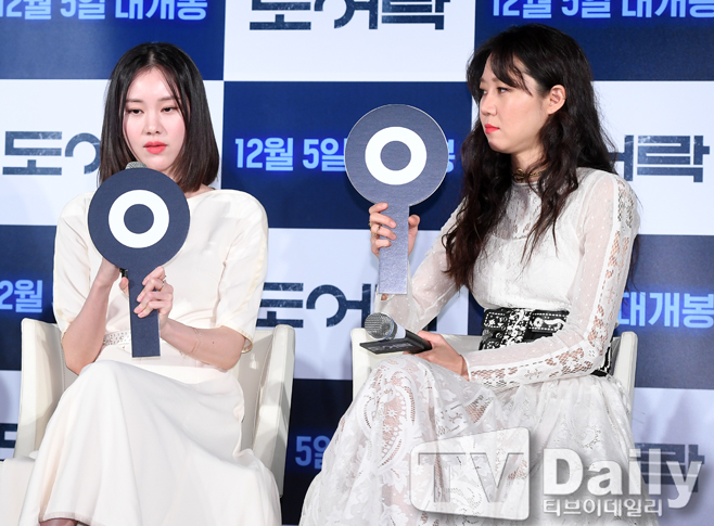 The production report of the movie Door Rock (director Lee Kwon-produced film company Pearna) was held at Megabox Dong Dae Moon in Jung-gu, Seoul on the morning of the 6th.Actor Gong Hyo-jin, Kim Ye-won, Kim Sung-oh and Lee Kwon attended the ceremony.The movie Door Rock is a reality horror thriller that begins with the Murder case happening in the one-room of Door Rock, Unfamiliars Intrusion Trace, and the Gong Hyo-jin, who lives alone.[a report on the production of the movie Door Rock.