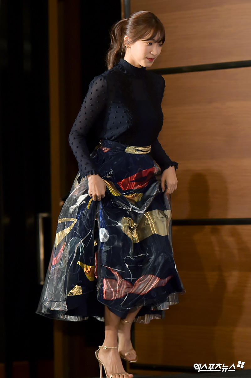 Singer and actor Yoon Purple who attended the production presentation on this day has photo time.