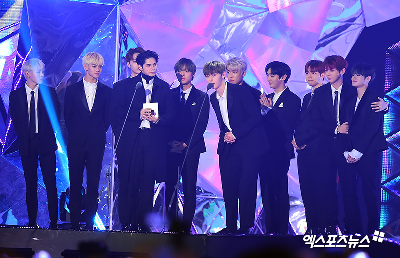 Wanna One, who won the Star Award at the 2018 MGA (MBC Plus X Genie Music Awards) held at the Incheon Southeast Gymnasium on the afternoon of the 6th, speaks his feelings.