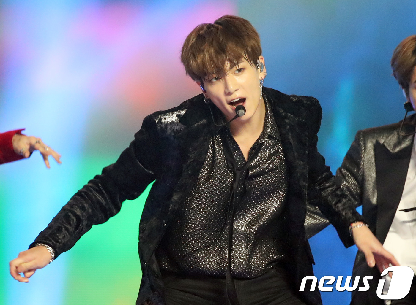 Incheon=) = BTS (BTS) Jungkook is performing a spectacular performance at the 2018 MGA (MBC Plus X Genie Music Awards) held at the southeast gymnasium in Incheon on the afternoon of the 6th.11.7 2018