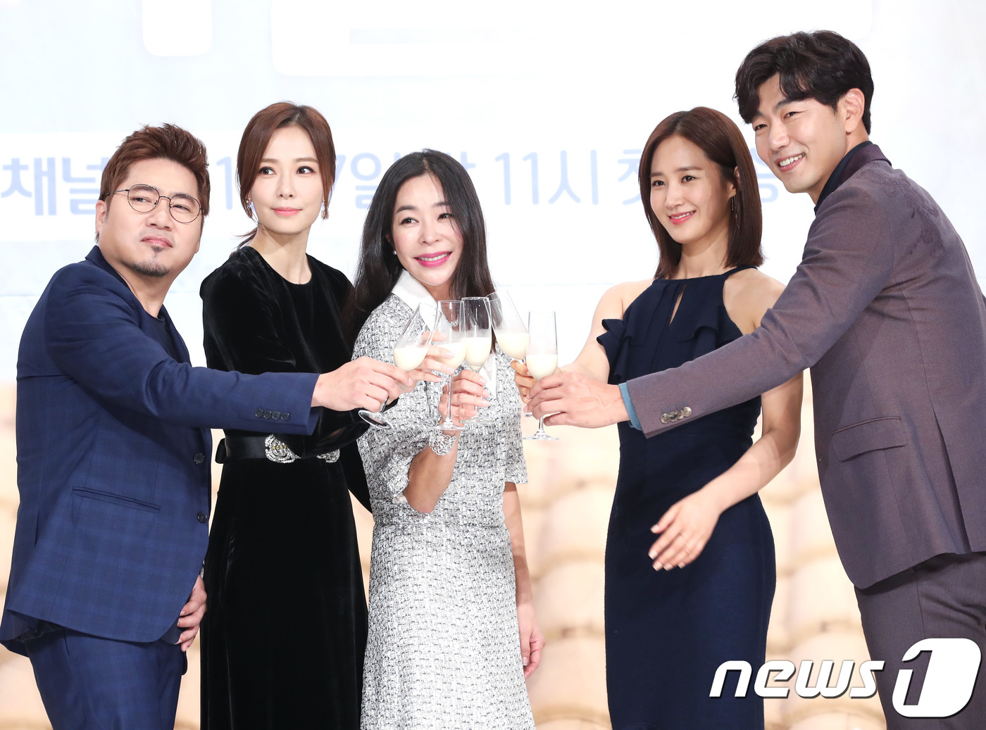 Makgeoli on the Roof is a pure 100% real brewing entertainment program that does not involve the production crew who live with Makgeoli in nature by Actor Lee Hye-Yeong, Lee Jong-hyeok, Son Tae-young and R&B Daddy Johan Kim and Girls Generation Kwon Yuri, who love Makgeoli ...November 7, 2018.