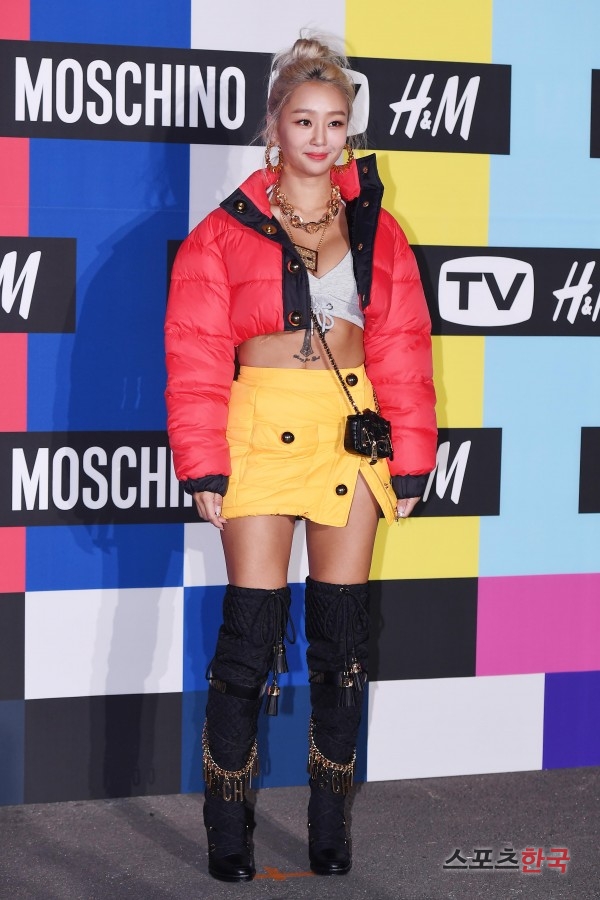 Singer Hyolyn is attending the MOSCHINO [tv] H & M designer collaboration launch party held at Layer 57 in Seongsu-dong, Seoul on the afternoon of the 6th.The event was attended by Sandara Park, Hyolyn, Girls Generation Hyoyeon, Infinite El, Gold Child Bong Jae Hyun, Yeon Soo, Jung Yeon-joo and Tiger JK.