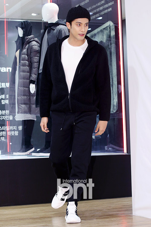 Actor Sung Hoon is entering the opening ceremony of HEATTECH Special Store held at UNIQLO Myeongdong Central Store in Hoehyeon-dong, Jung-gu, Seoul on the 7th.news report