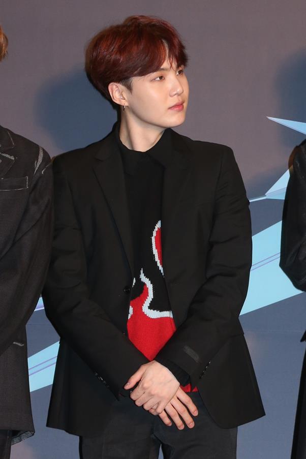 Group BTS member Suga is attending the red carpet event of 2018 MGA (MBC Plus X Genie Music Awards) which was held on the 6th, and is gathering eye-catching with attractive eye treatment.2018 MGA is the first K-POP seeding ceremony held in Korea with collaboration of broadcasters and music platform.BTS has won seven awards, including the Digital Album of the Year and the Singer of the Year category Grand prize.