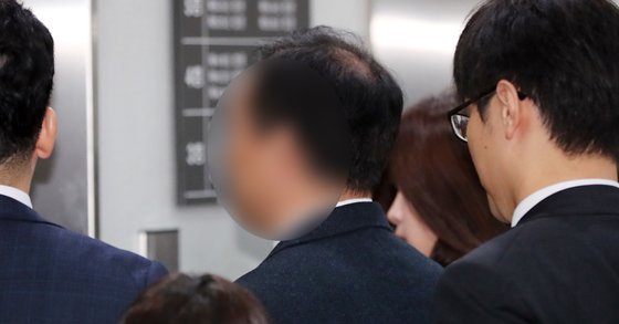 쌍둥이 딸에게 시험문제와 답안을 유출한 혐의를 받고 있는 숙명여고 전 교무부장 A씨(가운데)가 6일 오후 구속됐다. 이날 서울중앙지법에서 열린 영장실질심사에 출석하며 취재진의 질문을 받고 있는 모습. 김경록 기자