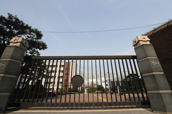 서울 숙명여고 시험문제 유출 의혹을 수사 중인 경찰이 실제로 문제가 유출된 다수의 정황을 확인하고 전 교무부장 A씨와 쌍둥이 자매를 기소할 방침인 것으로 전해졌다. [연합뉴스]