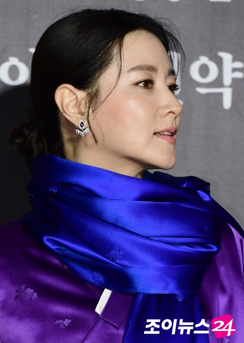 Actor Lee Yeong-ae attended the 2018 Royal Womens Cultural Revolution Protection Support Agreement event held at the Changdeok Palace in Seoul on the afternoon of the 7th.This event was designed to preserve and develop Koreas unique royal womens Cultural Revolution with LG Household & Health Care The History of Huga Cultural Revolution Reconstruction.