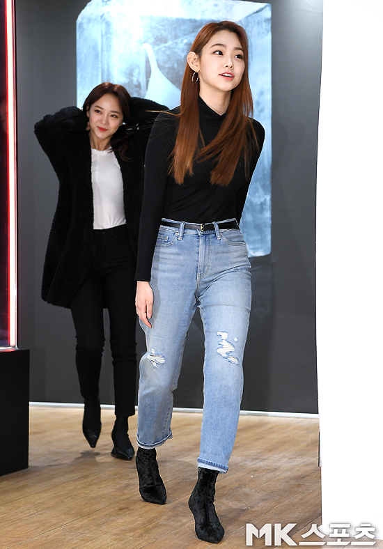 The 2018 Uniqlo Hittec Photo Event was held at the Uniqlo Myeong-dong Central Store in Chungmuro, Jung-gu, Seoul on the 7th.Girl group Gugudan member Mina is attending the event.