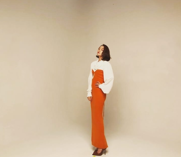 So Yi-hyun, your two daughters are moms? Only with a number to watch when you shoot. So Yi-hyuns Aura sang admiration.Actor So Yi-hyun posted a picture on his Instagram on November 7 with an article entitled Who is ... You are a Number-only gnome when you shoot.The photo shows So Yi-hyun posing as To the full on set - a picture that feels the overwhelming Actor Force.kim myeong-mi