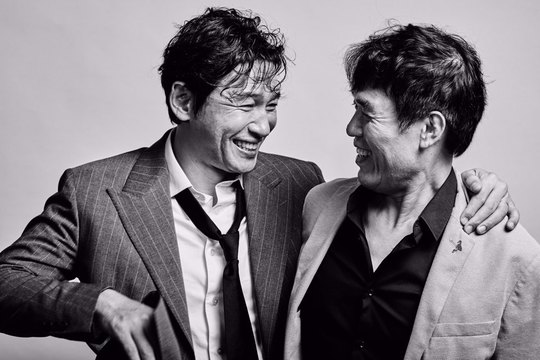 Actor Hwang Jung-min and guitarist With feature code have been released.Hwang Jung-min, With Feature code pictorial released on November 7 is Bom Yeoreum Gaeul Kyeoul 30th anniversaryIt was shot for the single jacket of the song Mans Song on the album of the triple album.In a photo shoot with the concept of Friend, Friendship, and Man, the two expressed a rough but deep and warm man.The expression of the two people who naturally put their hands on their shoulders and gaze at each other and smile brightly expresses the theme of this song and album without any special explanation.Hwang Jung-min was joined by Yoon Jong-shin, Yoon Do-hyun, 10 centimeters (10cm), Jang Gi-ha, Urban Zakapa, Oh Hyuk, Day Six (DAY6), Iruma and Danny JungBom Yeoreum Gaeul Kyeoul 30th anniversaryHe was the only one to participate in the Tribute album as Actor.The song Mans Song by Hwang Jung-min is included in the 8th album of Bom Yeoreum Gaeul Kyeoul. Hwang Jung-min shows a light and charming tone and thorough preparation at the time of recording, and interprets the song as well as professional Lee Su-hyun. It is the back door that impressed the hyuns.Park Su-in