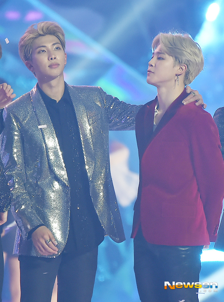 BTS RM and Jimin greet fans in the standing seat after the event was completed at the 2018 MGA (MBC Plus X Genie Music Awards) ceremony held at the Namdong Gymnasium in Susan-dong, Namdong-gu, Incheon, on the afternoon of November 6.