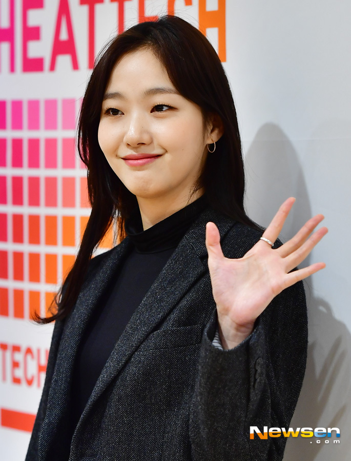 The parent brand HEATTECH photo event was held at a store in Chungmuro, Jung-gu, Seoul on November 7th.Actor Kim Go-eun was present on the day.Jang Gyeong-ho