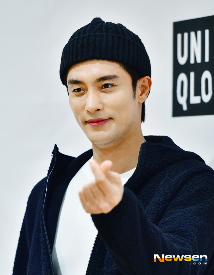 The parent brand HEATTECH photo event was held at a store in Chungmuro, Jung-gu, Seoul on November 7th.Sung Hoon attended the day.Jang Gyeong-ho