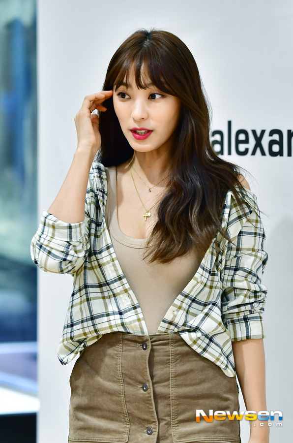 The parent brand HEATTECH photo event was held at a store in Chungmuro, Jung-gu, Seoul on November 7th.Purple was present on the day.Jang Gyeong-ho