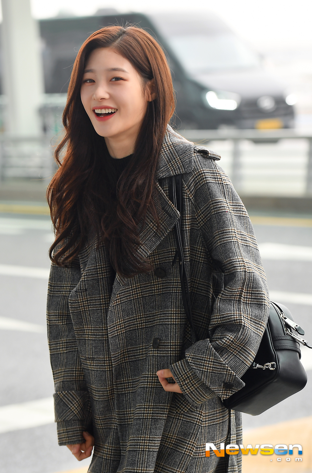 DIA Jung Chae-yeon departed via the ICN airport 2nd Terminer on the morning of November 7th, showing the Airport FashionJung Chae-yeon is heading to the departure hall on the day.Jung Chae-yeon left for the event in Singapore.expressiveness