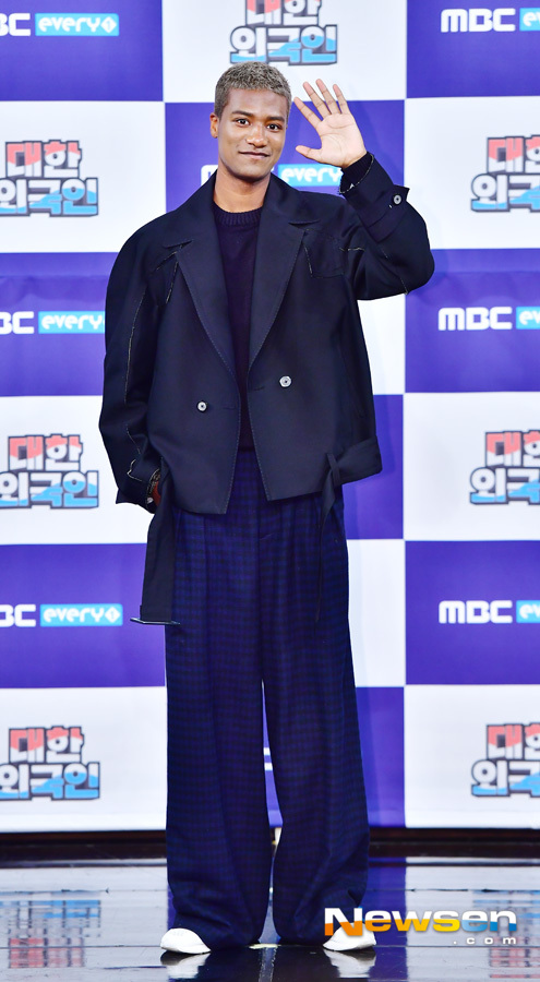 MBC Everlon Korean Foreigners production presentation was held at Sangam MBC Golden Mouse Hall in Mapo-gu, Seoul on the afternoon of November 7th.Han Hyun-min attended the ceremony.MBC Everlon Korean Foreigners is a new concept quiz show featuring 10 foreigners and 5 Korean stars.Jang Gyeong-ho