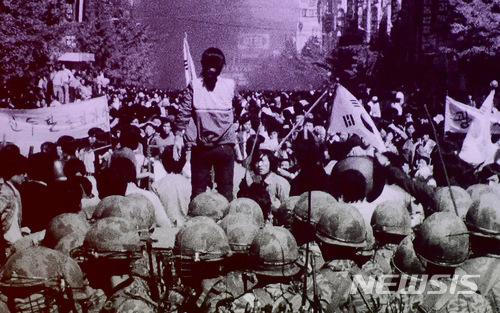 【광주=뉴시스】류형근 기자 = 1980년 5·18민주화운동 당시 계엄군의 잔혹함과 시민들의 분노, 항쟁이 끝난 뒤 광주 모습이 담긴 영상이 38년만인 9일 오후 광주 동구 국립아시아문화전당 극장3에서 처음 공개됐다. 계엄군 앞에서 시민들이 시위를 하고 있다. 2018.05.09. (사진=5·18민주화운동기록관 공개 영상 촬영)  photo@newsis.com