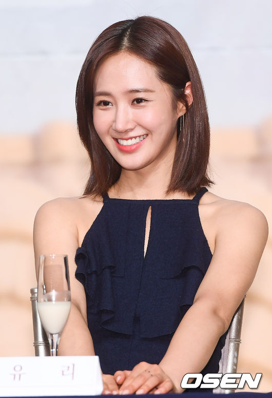 Kwon Yuri is smiling at the presentation of Makgeolli on the Roof at Time Square in Yeongdeungpo, Seoul on the afternoon of the 7th.