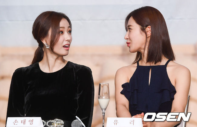 Son Tae-young and Kwon Yuri are talking at the production presentation of Makgeolli on the Roof held at Time Square in Yeongdeungpo, Seoul on the afternoon of the 7th.