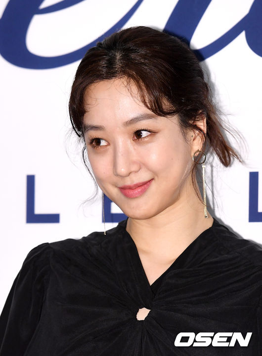 Actor Jung Ryeo-won is taking a pose at the launching ceremony held at the Illeranne Boutique in Cheongdam-dong, Seoul on the afternoon of the 7th.