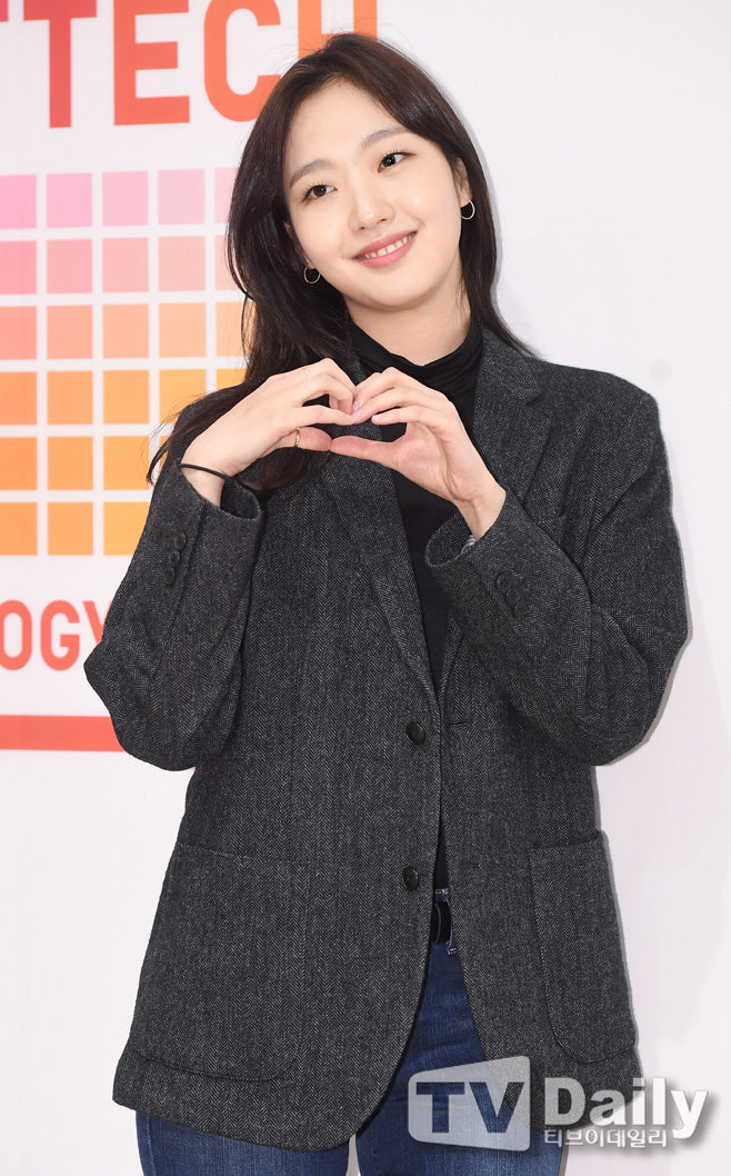 Actor Kim Go-eun attended the 2018 Uniqlo Hittec photo event held at Uniqlo store in Myeong-dong, Jung-gu, Seoul on the morning of the 7th.launching event