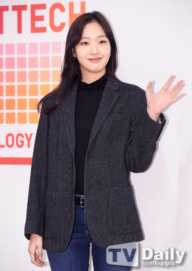 Actor Kim Go-eun attended the 2018 Uniqlo Hittec photo event held at Uniqlo store in Myeong-dong, Jung-gu, Seoul on the morning of the 7th.launching event